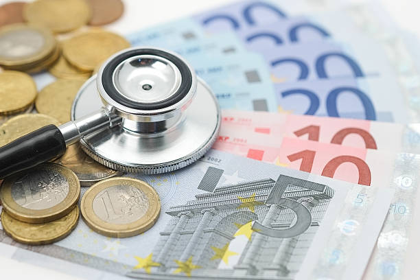 estetoscópio colocados na euro - currency stethoscope healthcare and medicine savings - fotografias e filmes do acervo