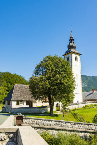 보히니 호수의 교회 - julian alps lake bohinj lake bohinj 뉴스 사진 이미지