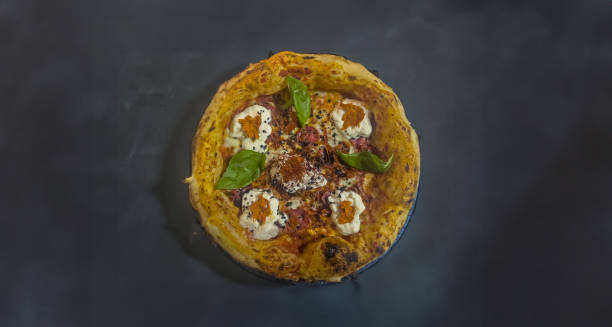 neapolitanische pizza mit rändern, chiligewürzen, tomaten und mozzarella auf dunklem hintergrund. pizza mit mozzarella, tomatensauce, peperoni - double oven stock-fotos und bilder