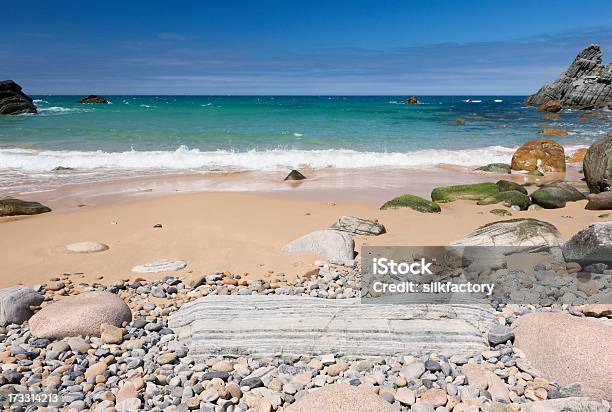 Photo libre de droit de Surf De Cailloux Et Rochers Sur Une Plage De Sable Dété banque d'images et plus d'images libres de droit de Activité