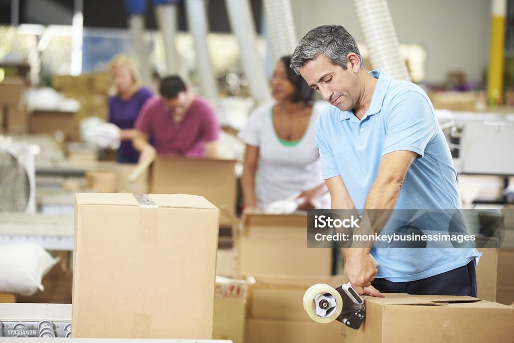 Workers In Warehouse Preparing Goods For Dispatch - Стоковые фото 20-29 лет роялти-фри