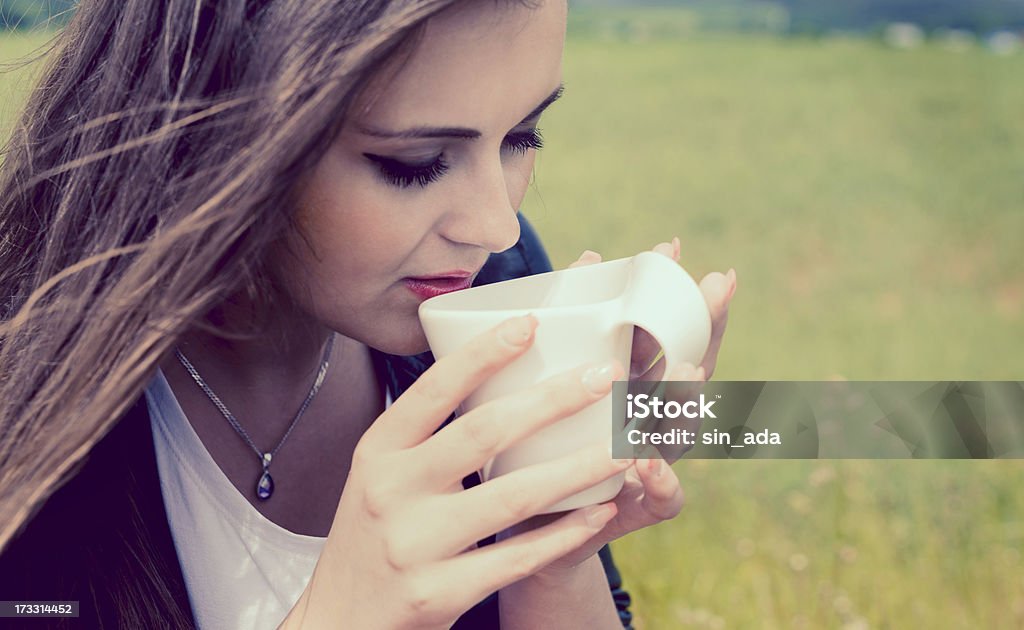 여자아이 음료 커피 임하세요 야외 - 로열티 프리 관능 스톡 사진