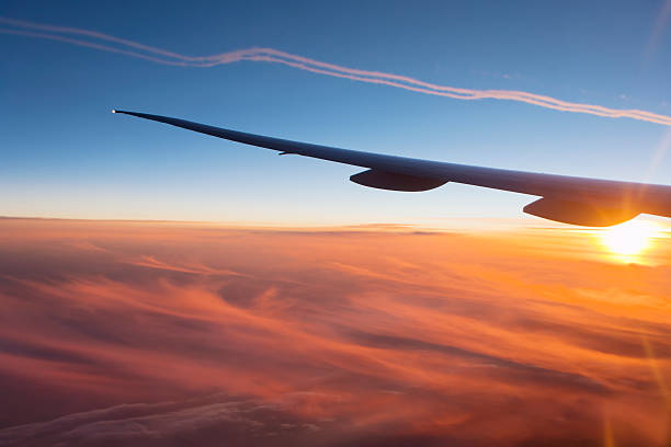 tramonto in the sky - wing airplane window sunset foto e immagini stock