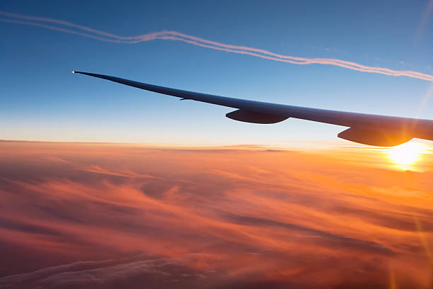 pôr do sol no céu - wing airplane window sunset imagens e fotografias de stock