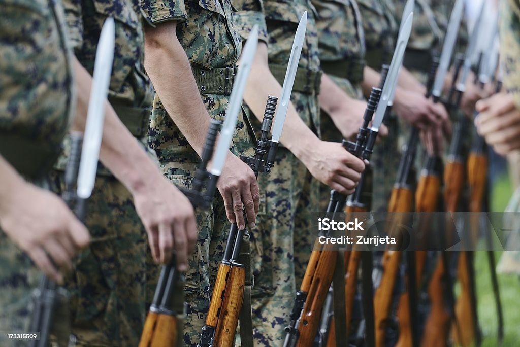 Soldaten in militärischen camouflage-Outfit in Armee formation - Lizenzfrei Armeehelm Stock-Foto