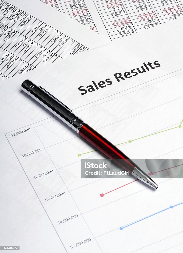 Diagrama de línea de negocios muestra los resultados de las ventas - Foto de stock de Analizar libre de derechos