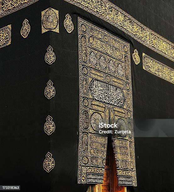 La Meca Kaaba Puerta Con Frente A Del Corán En Oro Foto de stock y más banco de imágenes de Meca - Meca, Kabaa, Puerta - Entrada