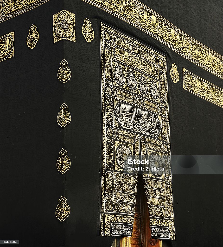 Porta di Makkah Kaaba con e una che dal Corano in oro - Foto stock royalty-free di Mecca