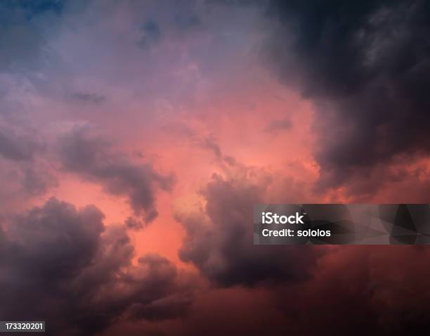 Cielo Dramático Foto de stock y más banco de imágenes de Aire libre - Aire libre, Anochecer, Belleza de la naturaleza