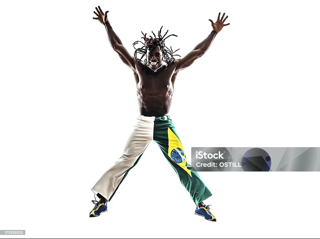 Бразильский Черный человек, прыгать Раскинуть руки - Стоковые фото Акробат роялти-фри