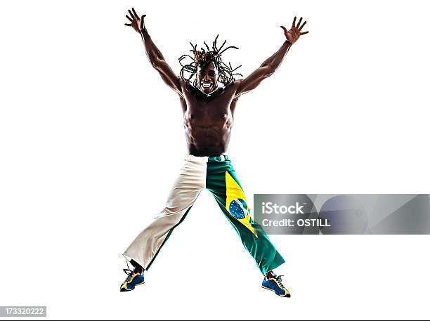 Бразильский Черный Человек Прыгать Раскинуть Руки — стоковые фотографии и другие картинки Акробат - Акробат, Африканская этническая группа, Белый фон