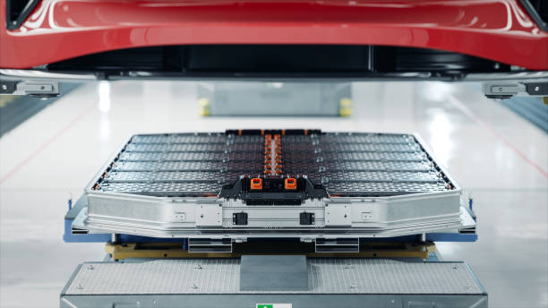 Generic EV Battery Pack on Electric Car Production Line inside Modern Factory. Lithium-ion High-voltage Battery for Electric Vehicle or Hybrid Car. High Capacity Battery for Automotive Industry. paquete de baterías ev genérico en la línea de producción de automóviles eléctricos dentro de la fábrica moderna. batería de alto voltaje de iones de litio para vehículo eléctrico o automóvil híbrido. batería de alta capacidad para la industri