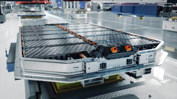 Generic EV Battery Pack on Electric Car Production Line inside Modern Factory. High Capacity Battery for Automotive Industry. Lithium-ion High-voltage Battery for Electric Vehicle or Hybrid Car. paquete de baterías ev genérico en la línea de producción de automóviles eléctricos dentro de la fábrica moderna. batería de alta capacidad para la industria automotriz. batería de alto voltaje de iones de litio para vehículo eléctrico o automó