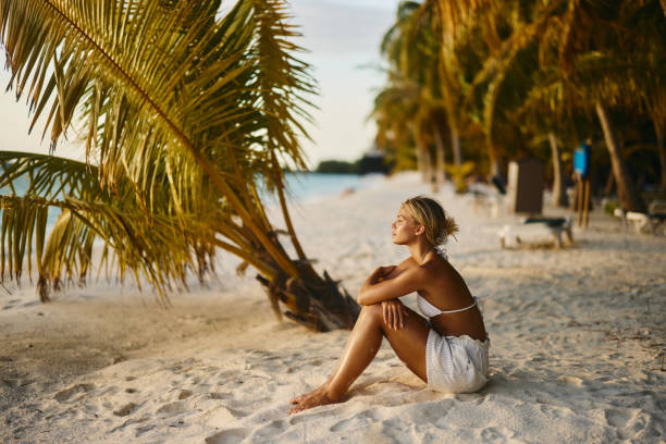 Cтоковое фото Молодая женщина мечтает в летний день на пляже.