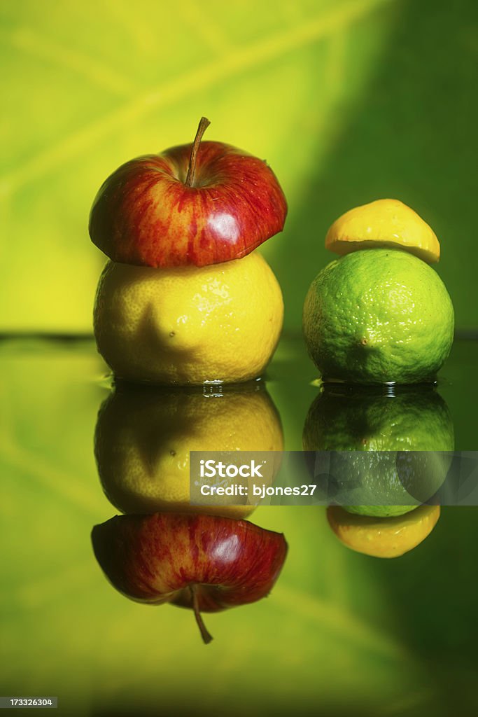 lemon and lime usando sombrero de frutas - Foto de stock de Aire libre libre de derechos