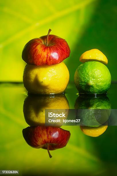 Lemon And Lime Usando Sombrero De Frutas Foto de stock y más banco de imágenes de Aire libre - Aire libre, Alimento, Amarillo - Color