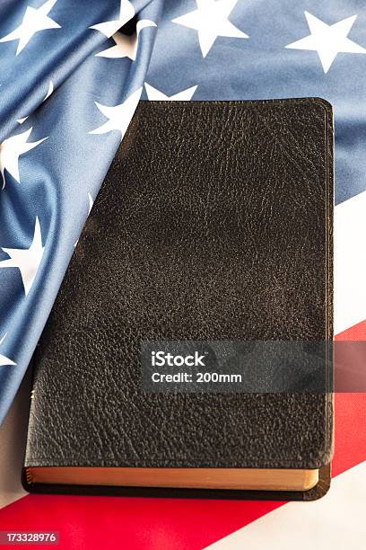 Holy Bibel Mit Amerikanischer Flagge Stockfoto und mehr Bilder von Amerikanische Flagge - Amerikanische Flagge, Bibel, 4. Juli