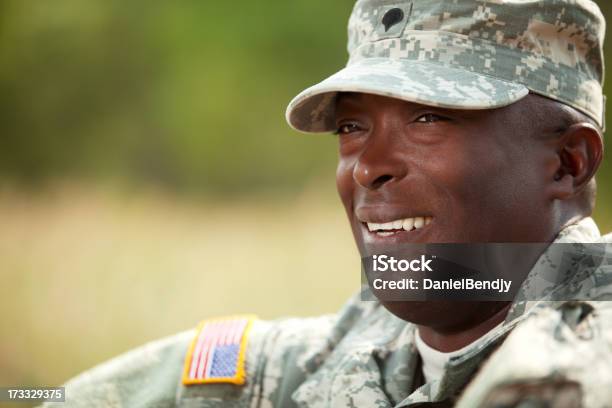 American Soldier En Army Combatir Uniforme De Acupresión O Al Aire Libre Foto de stock y más banco de imágenes de Adulto