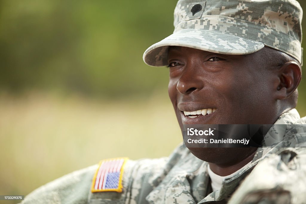 Soldado americano em combater o uniforme do Exército ou ACU ao ar livre - Foto de stock de Adulto royalty-free