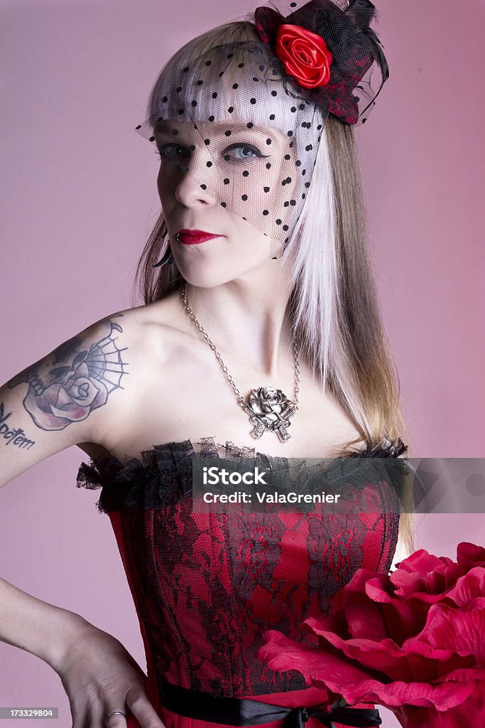 Semi-profil de femme en corset de dentelle rose. - Photo de 25-29 ans libre de droits