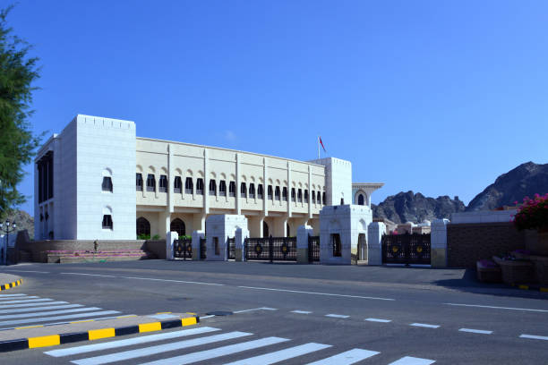al alam palace (sultan's palace) - entrance gates and building across the street from al mirani fort, old muscat, oman - al mirani imagens e fotografias de stock