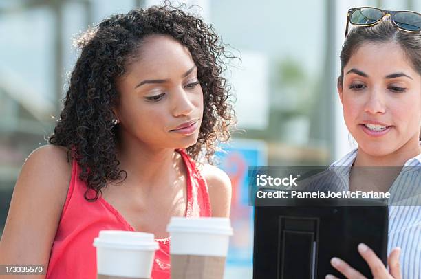 Duas Mulheres Jovens A Estudar Computador Tablet No Café - Fotografias de stock e mais imagens de Descontrair