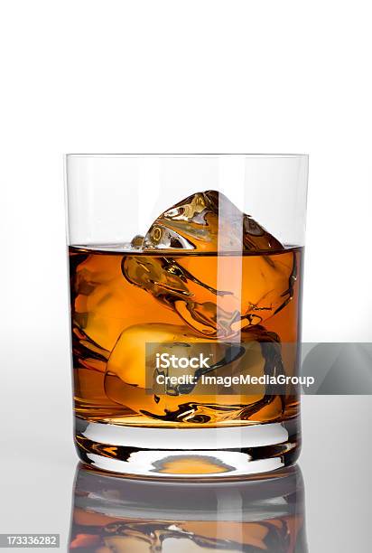 Foto de Uísque Com Caminho e mais fotos de stock de Whisky - Whisky, Copo, Cubo de Gelo