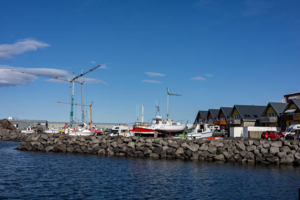 voiliers et bateaux à moteur en cale sèche dans le port de karsnes, kopavogur, islande. - dry dock harbor cruise ship pier photos et images de collection