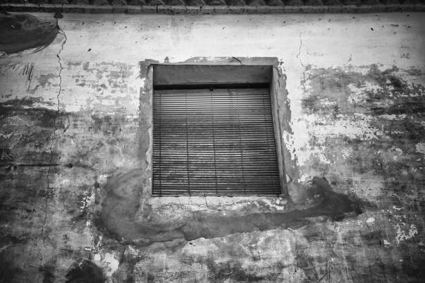 vecchia finestra con otturatore - shutter unhygienic ancient old foto e immagini stock