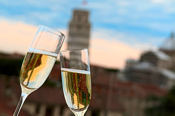 due bicchieri di champagne con torre di pisa - champagne flute jubilee champagne wine foto e immagini stock