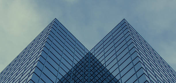 nowoczesne piramidy - central focus zdjęcia i obrazy z banku zdjęć