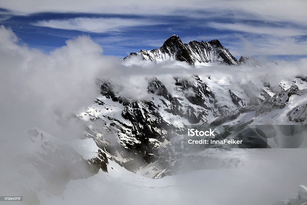 Jungfrau, Suiza y nubes - Foto de stock de Acantilado libre de derechos