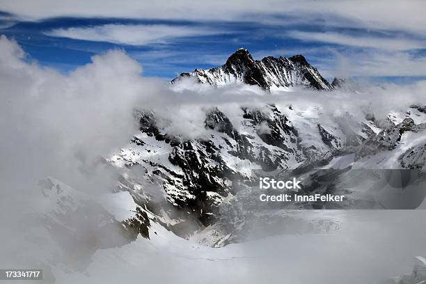 Jungfrau Suiza Y Nubes Foto de stock y más banco de imágenes de Acantilado - Acantilado, Aire libre, Alpes Europeos