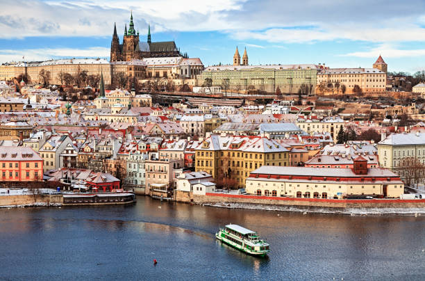 Vista da cidade velha de Praga no inverno sobre o rio Vltava - foto de acervo
