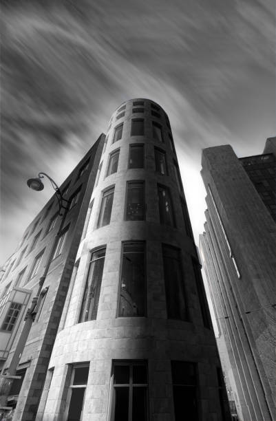 черный и белый абстрактный вверх вид на центр города небоскребы. - chicago black and white contemporary tower стоковые фото и изображения