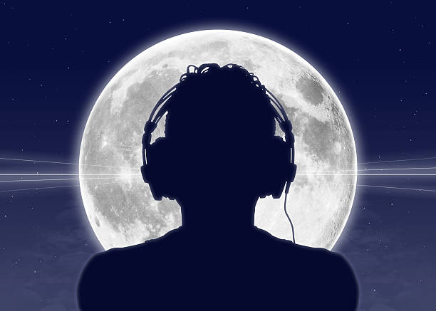 un homme écouter de la musique dans une pleine lune - full moon audio photos et images de collection