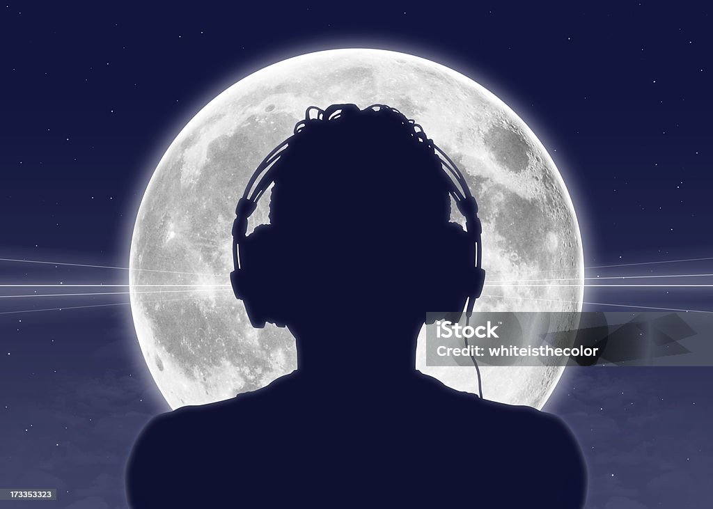 Uomo ascoltando la musica a Luna piena - Foto stock royalty-free di Cuffia - Attrezzatura per la musica