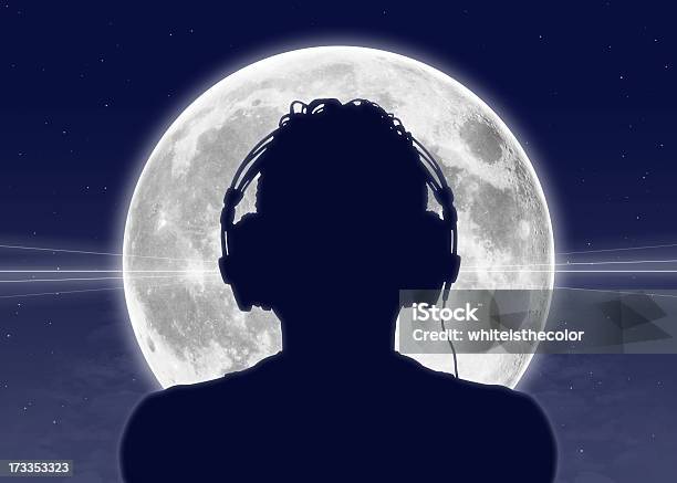 Uomo Ascoltando La Musica A Luna Piena - Fotografie stock e altre immagini di Cuffia - Attrezzatura per la musica - Cuffia - Attrezzatura per la musica, Luna, Adulto