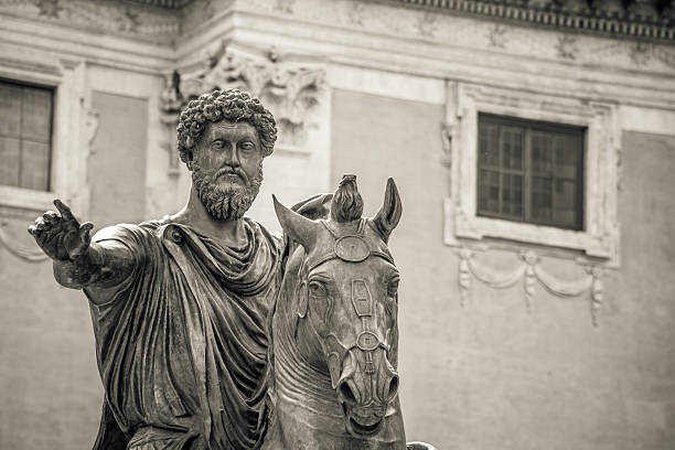 estátua equestre do marcus aurelius - architectural styles animal horse europe imagens e fotografias de stock