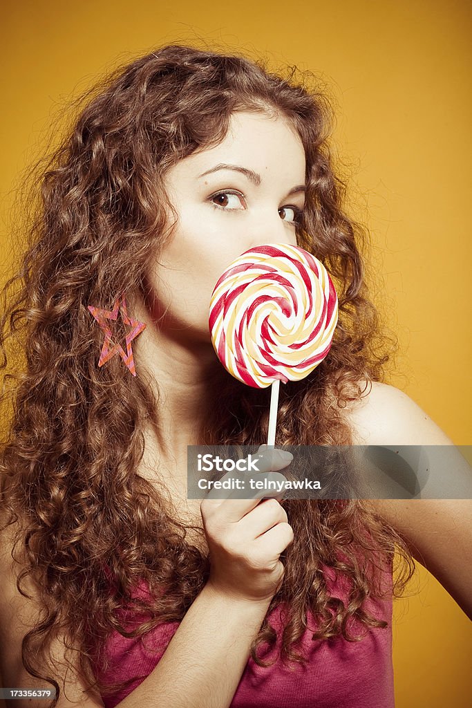 Glückliche junge Frau mit lollipop - Lizenzfrei Attraktive Frau Stock-Foto