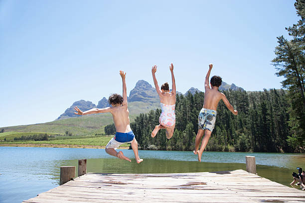 los niños saltan de la puerta en lake - 4679 fotografías e imágenes de stock