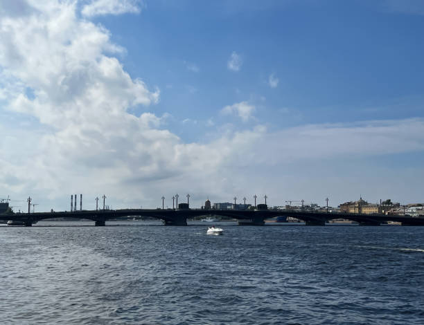 サンクトペテルブルクのネヴァ川にあるブラゴヴェシチェンスキー橋の眺め。 - triton designer label ストックフォトと画像