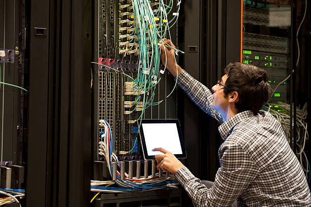 it-experten arbeitet in computer-server-ausstattung - network connection plug cable computer cable telecommunications equipment stock-fotos und bilder