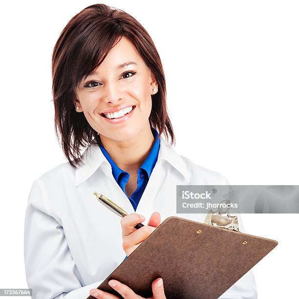 Atractiva Joven Trabajador De Medicina Con Portapapeles Foto de stock y más banco de imágenes de 20 a 29 años