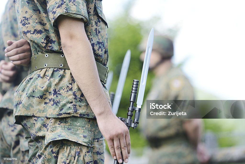 Soldados con uniforme militar de camuflaje del ejército de formación - Foto de stock de Accesorio de cabeza libre de derechos
