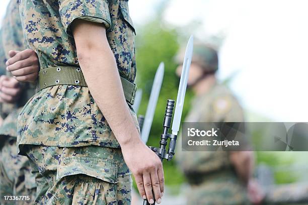 Soldados Con Uniforme Militar De Camuflaje Del Ejército De Formación Foto de stock y más banco de imágenes de Accesorio de cabeza