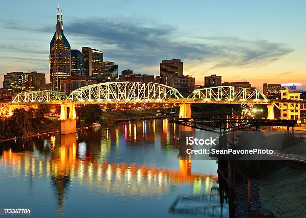 El Centro De La Ciudad De Nashville Foto de stock y más banco de imágenes de Agua - Agua, Aire libre, Bloque de Oficinas