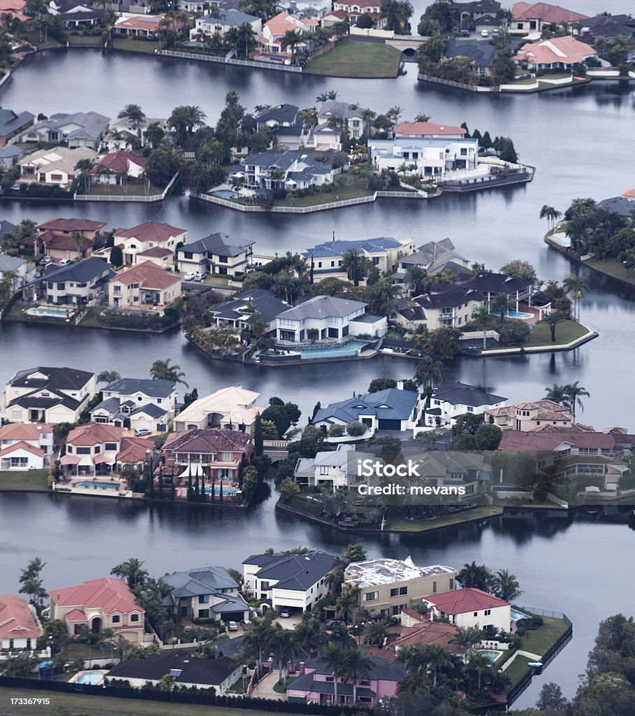 Vue aérienne d'un hébergement de luxe au bord de l'eau immobilier - Photo de Architecture libre de droits