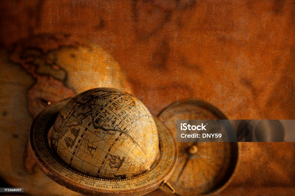 Antikes Globen und Kompass auf der alte Weltkarte - Lizenzfrei Antiquität Stock-Foto