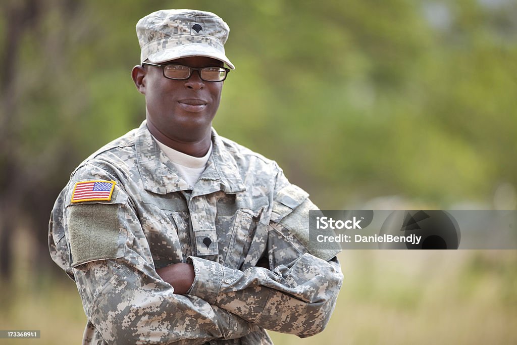 Soldado americano em combater o uniforme do Exército ou ACU ao ar livre - Foto de stock de Veterano de Guerra royalty-free